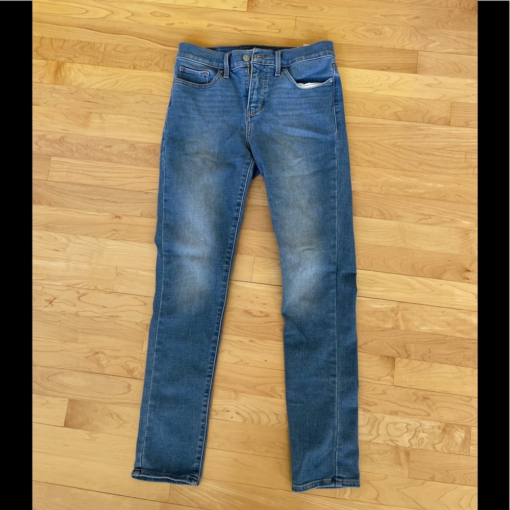 Levi’s 311 Shaping Skinny 28 Blue Jeans